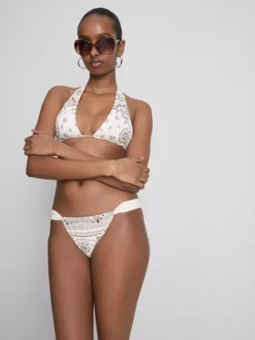 Top de biquíni com decote halter e estampado de bandana