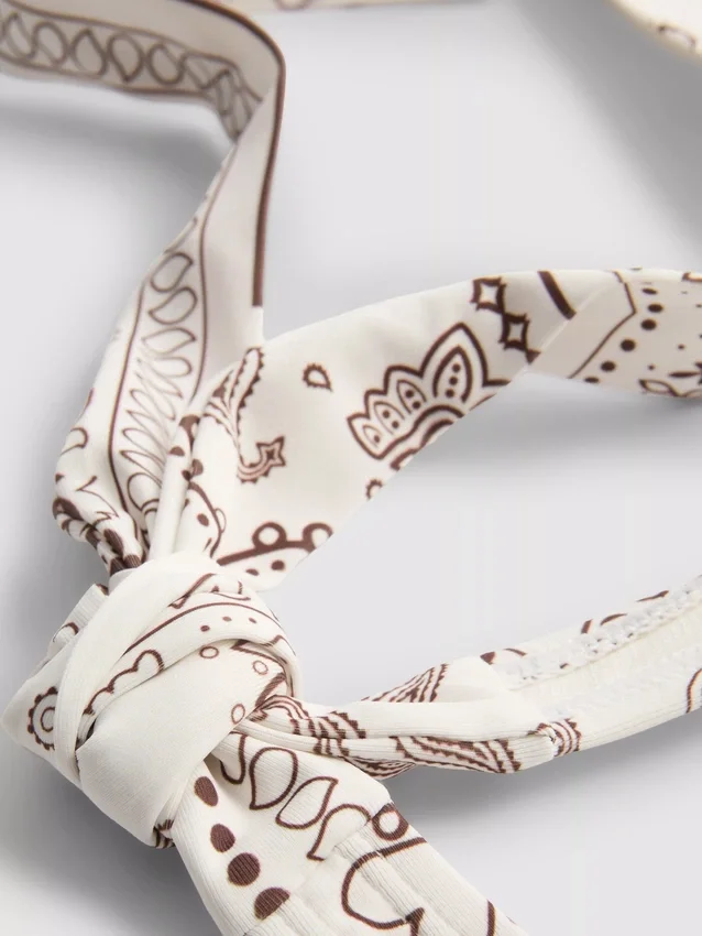 Top de biquíni com decote halter e estampado de bandana