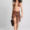 Top de biquíni com decote halter e padrão leopardo da Paula Echevarría