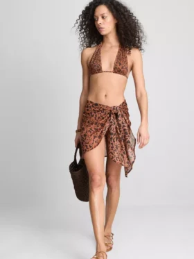 Top de biquíni com decote halter e padrão leopardo da Paula Echevarría