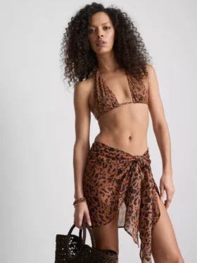 Top de biquíni com decote halter e padrão leopardo da Paula Echevarría