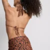 Top de biquíni com decote halter e padrão leopardo da Paula Echevarría