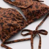 Top de biquíni com decote halter e padrão leopardo da Paula Echevarría