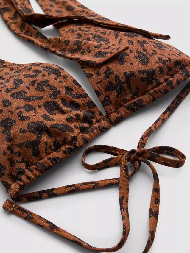 Top de biquíni com decote halter e padrão leopardo da Paula Echevarría