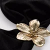 Top de biquíni decotado com detalhes florais