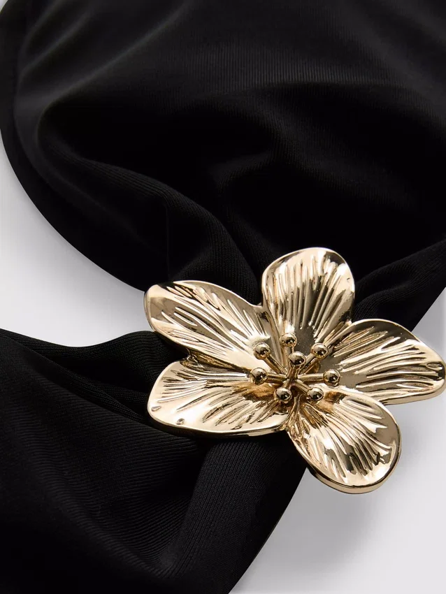 Top de biquíni decotado com detalhes florais