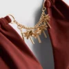 Top de biquíni triangular com detalhe de corrente