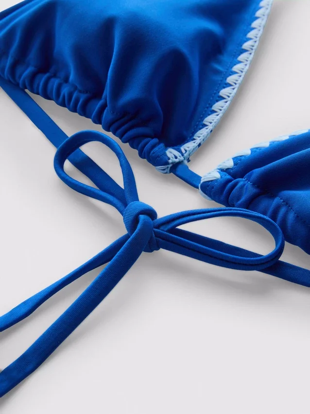 Top de biquíni triangular com detalhes de costura