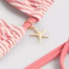 Top de biquíni triangular com estrelas-do-mar às riscas