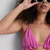 Top de biquíni triangular com folhos brilhantes