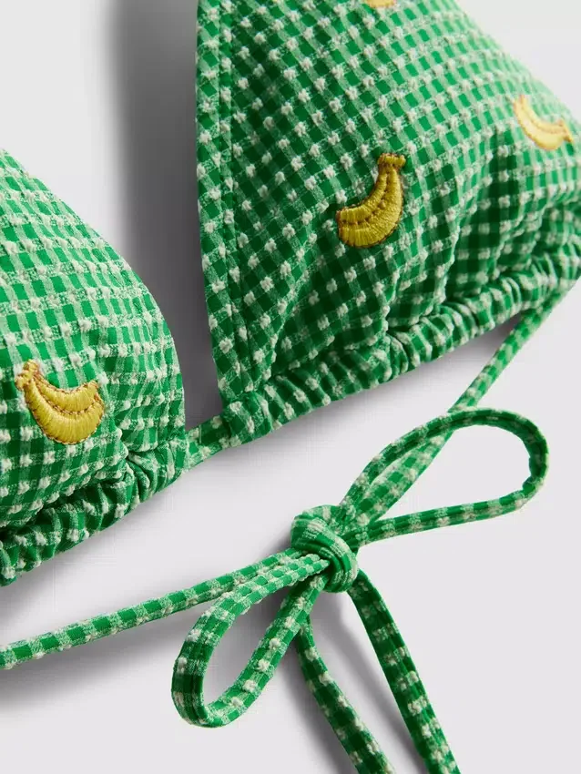 Top de biquíni triangular com padrão xadrez e banana