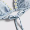 Top de biquíni triangular xadrez com acabamento em margaridas