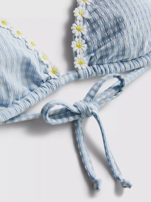 Top de biquíni triangular xadrez com acabamento em margaridas
