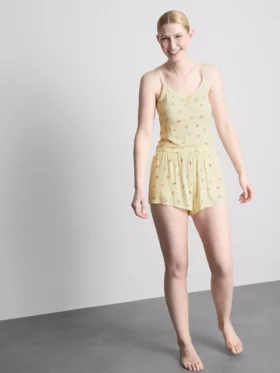 Top de pijama com alças finas e padrão floral em tecido canelado