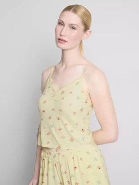 Top de pijama com alças finas e padrão floral em tecido canelado