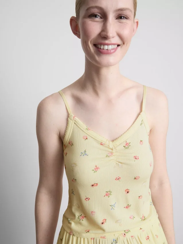 Top de pijama com alças finas e padrão floral em tecido canelado
