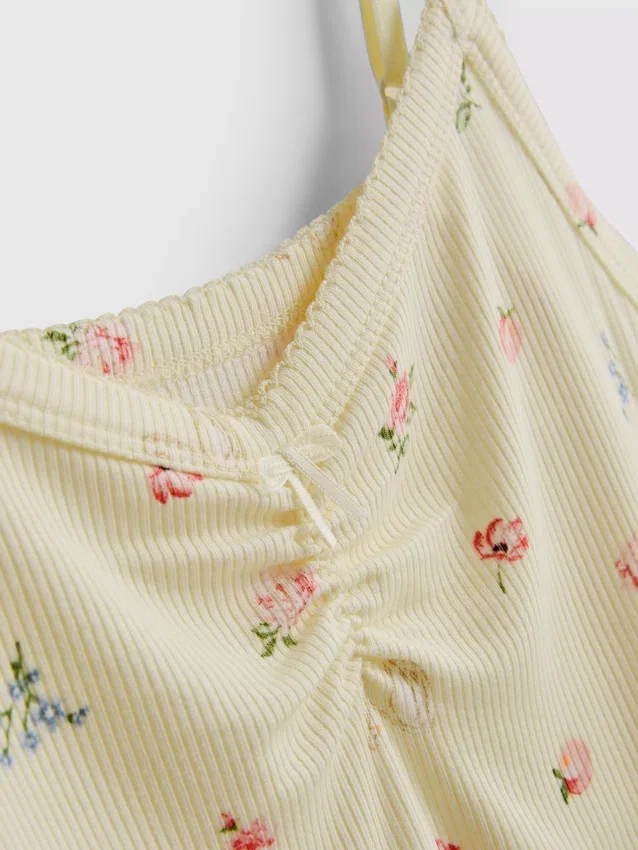 Top de pijama com alças finas e padrão floral em tecido canelado