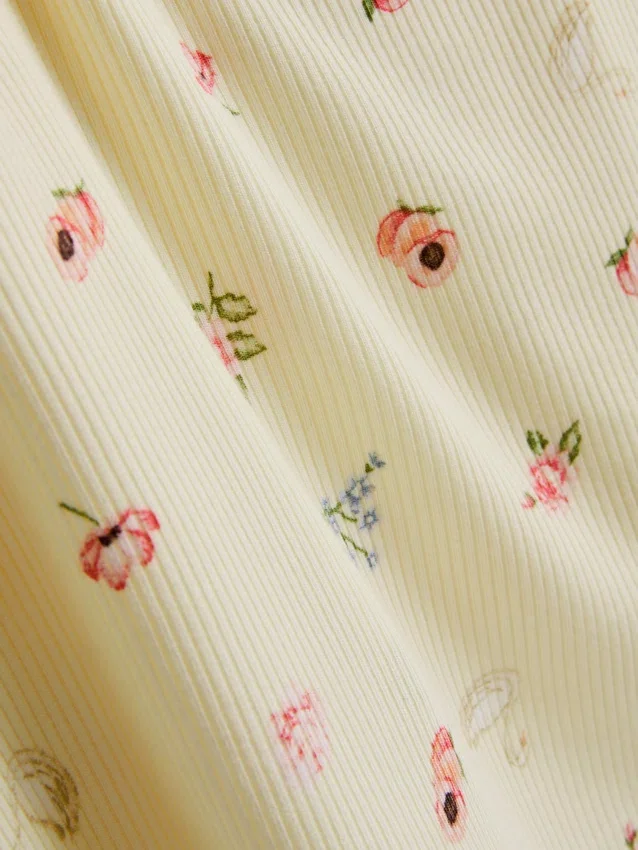Top de pijama com alças finas e padrão floral em tecido canelado