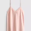 Top de pijama em renda acetinada da The Edit