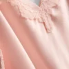 Top de pijama em renda acetinada da The Edit
