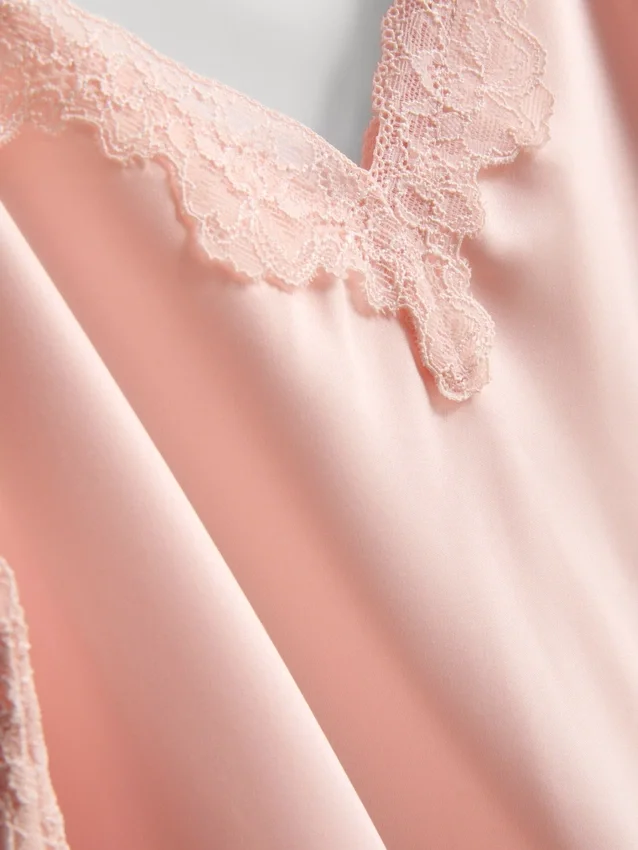 Top de pijama em renda acetinada da The Edit