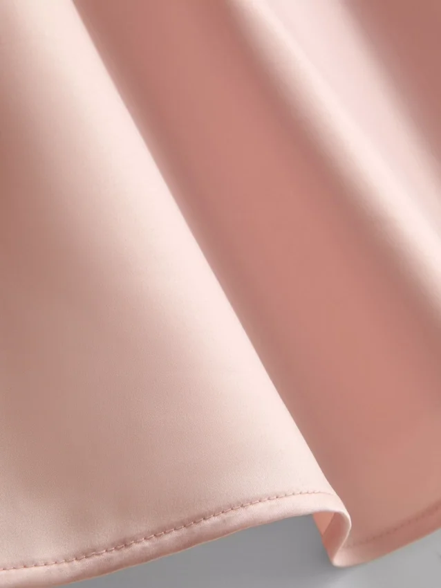 Top de pijama em renda acetinada da The Edit