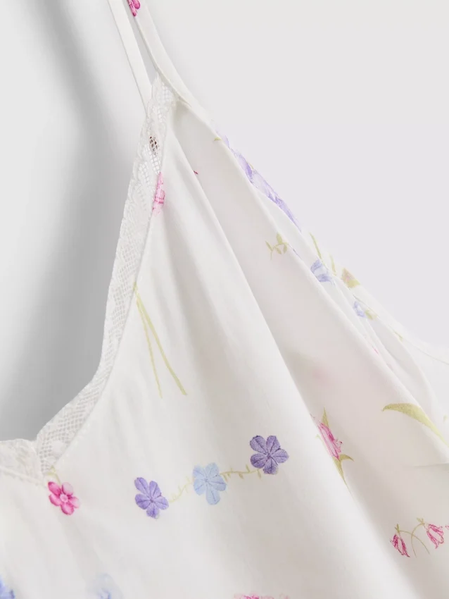 Top de pijama tipo camisola com padrão floral