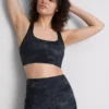 Top desportivo curto com costas em forma de «racerback» e estampado em mármore