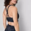 Top desportivo curto com costas em forma de «racerback» e estampado em mármore