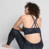 Top desportivo curto com costas em forma de «racerback» e estampado em mármore