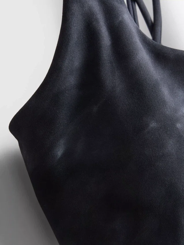 Top desportivo curto com costas em forma de «racerback» e estampado em mármore