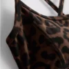 Top desportivo curto com costas em forma de U e padrão leopardo