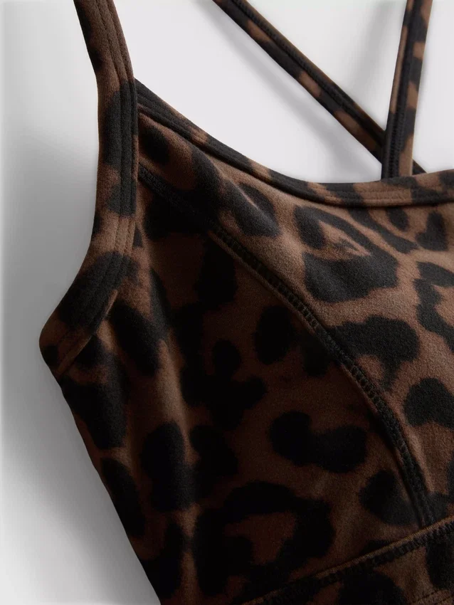 Top desportivo curto com costas em forma de U e padrão leopardo