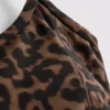 Top desportivo curto com costas em forma de U e padrão leopardo