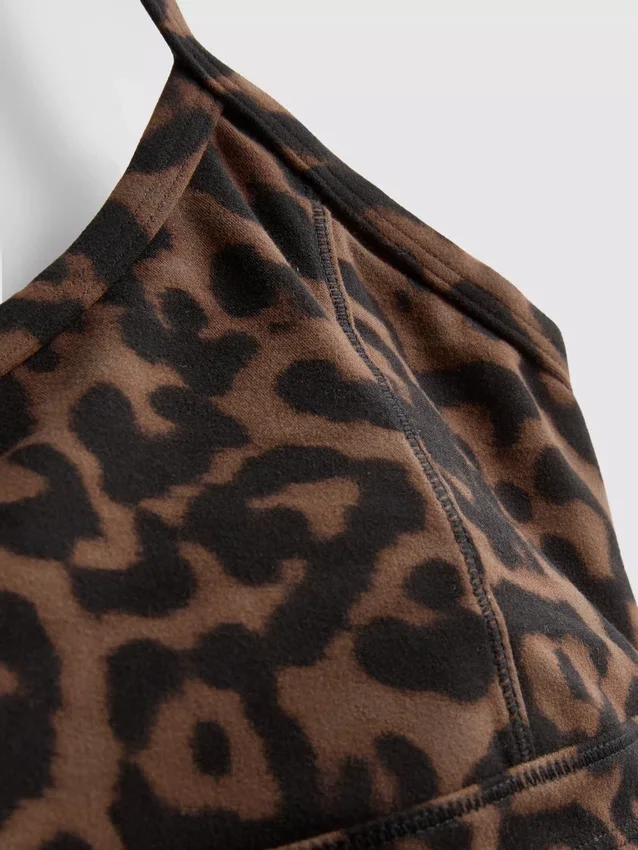 Top desportivo curto com costas em forma de U e padrão leopardo