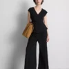 Top justo com decote em V e detalhes metálicos