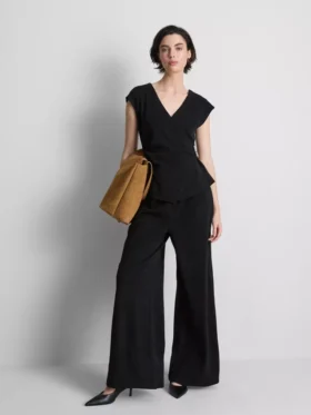 Top justo com decote em V e detalhes metálicos