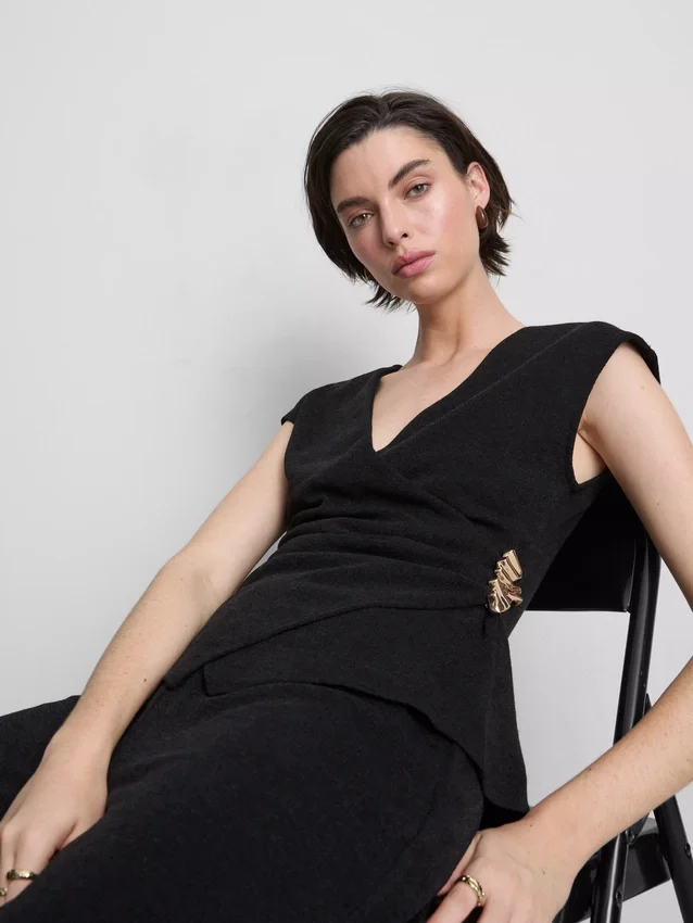 Top justo com decote em V e detalhes metálicos