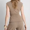 Top justo com decote em V e detalhes metálicos