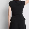 Top justo com decote em V e detalhes metálicos