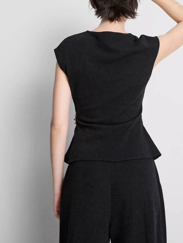 Top justo com decote em V e detalhes metálicos