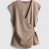 Top justo com decote em V e detalhes metálicos