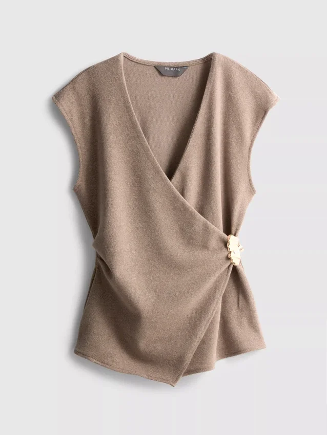Top justo com decote em V e detalhes metálicos