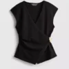 Top justo com decote em V e detalhes metálicos