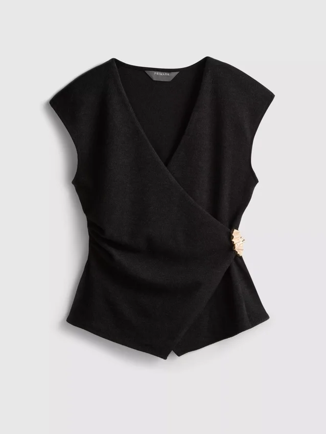 Top justo com decote em V e detalhes metálicos