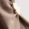 Top justo com decote em V e detalhes metálicos