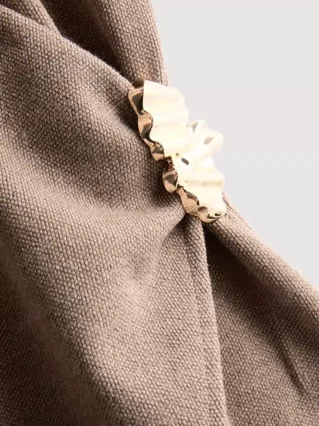 Top justo com decote em V e detalhes metálicos
