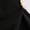 Top justo com decote em V e detalhes metálicos