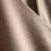 Top justo com decote em V e detalhes metálicos