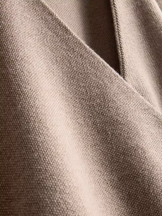 Top justo com decote em V e detalhes metálicos